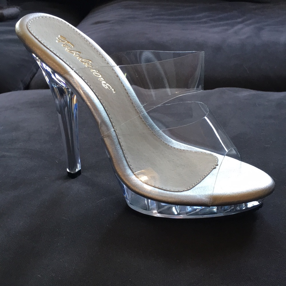 Pleaser Women’s Lip-102 Sandal, Clear, Size 7